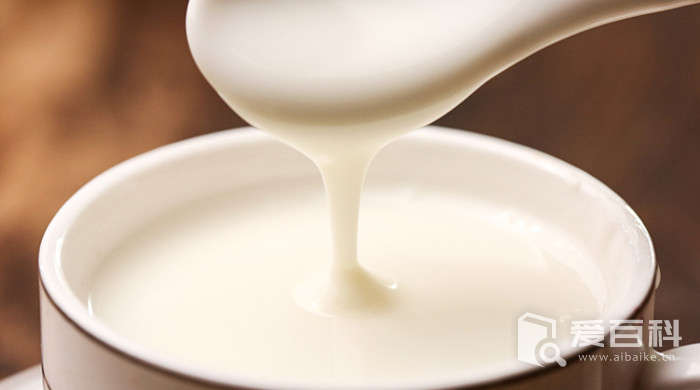 睡前和牛奶有什么好处和坏处 晚上喝牛奶有助于睡眠吗