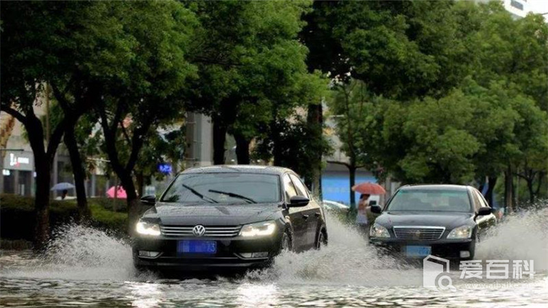 福建暴雨：男子汽车被淹，踹门逃生成功